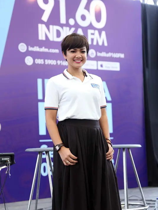 "Ini saya suka sebagai penyiar radio, seneng karena ga lihat tampang, tapi personality. Ini profesi yang jujur, jadi ga hanya mengutamakan fisik," imbuh pesinetron Assalamualaikum Cinta. (Nurwahyunan/Bintang.com)