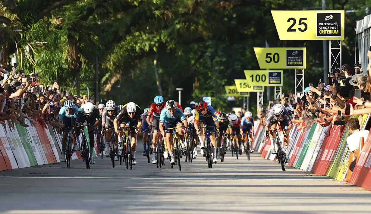 Pembalap sepeda Astana Qazaqstan, Mark Cavendish melakukan sprint saat berkompetisi dalam ajang Tour de France Criterium di Singapura pada Minggu, 10 November 2024. (AP Photo/Danial Hakim)