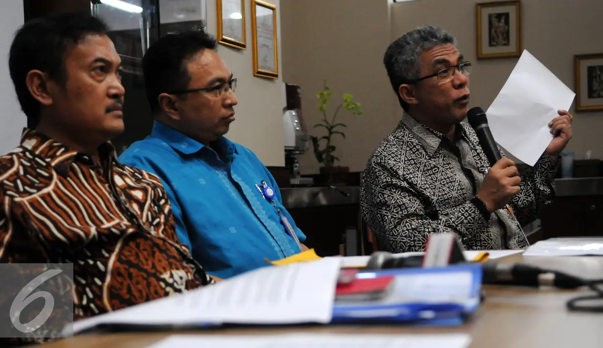 Kepala Biro Komunikasi Kementerian RI drg Oscar Primadi MPH (kanan) memberikan penjelasan terkait vaksin palsu, Jakarta, Selasa (12/7). Vaksinasi ulang akan dilakukan kepada anak-anak yang terdata mendapatkan vaksin palsu. (Liputan6.com/Helmi Afandi)