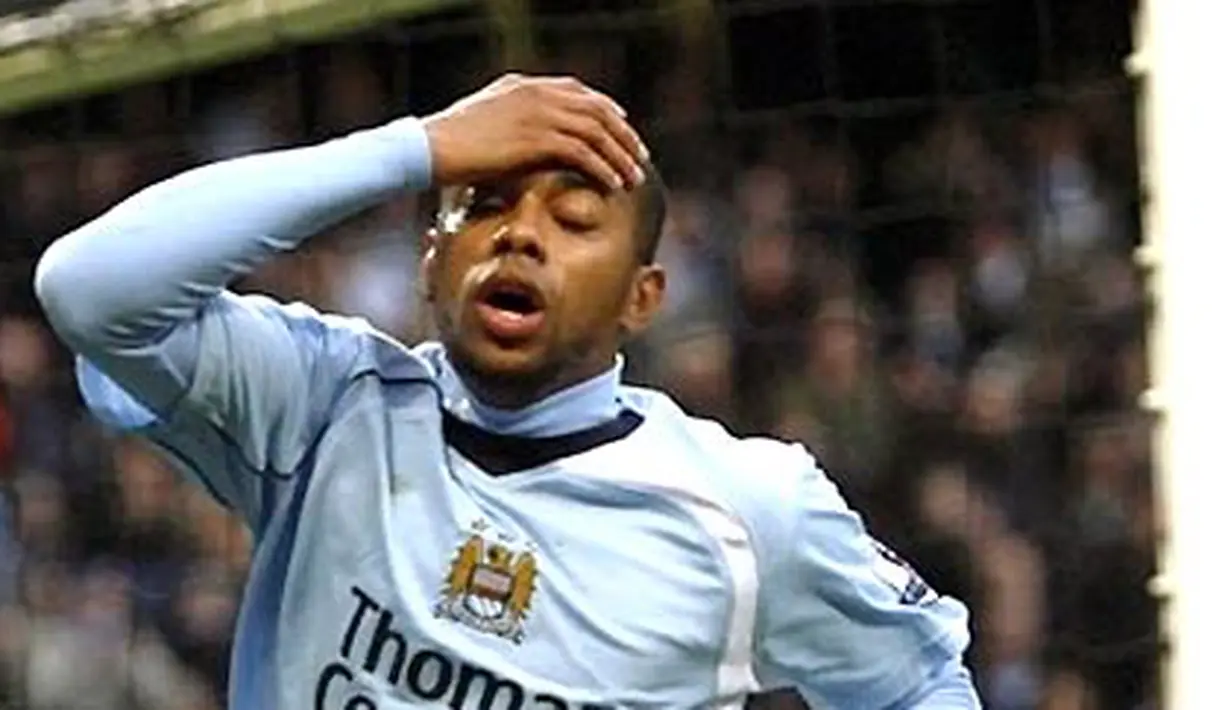 Manchester City's Robinho reacts after hitting the cross bar with an attempt at goal against Wigan Athletic during Premier League match at City of Manchester Stadium, on January 17, 2009. AFP PHOTO/IAN KINGTON