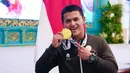 Dalam SEA Games edisi ke-33 itu Rizki memecahkan rekor dunia clean and jerk dan total angkatan. Ia memecahkan rekornya sendiri yang tercipat dalam Olimpiade 2024. Dalam pertandingan di Chonburi Sports School, Chonburi pada 15 Desember, lifter 22 tahun itu tak tertandingi usai melakukan total angkatan seberat 365 kilogram. (Foto: Muchlis Jr - BPMI Sekretariat Presiden)