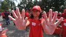 Siswa SD memperlihatkan tangannya saat memperingati Hari Cuci Tangan se-Dunia di halaman Kantor Walikota Jakarta Barat, Jakarta (15/10/2015). Aksi cuci tangan untuk memberi pendidikan kebersihan dan kesehatan sejak usia dini. (Liputan6.com/Gempur M Surya)