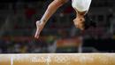 Pesenam Inggris Raya, Rebecca Downie, beraksi di balok keseimbangan dalam final tim putri senam artistik Olimpiade Rio 2016 di Rio Olympic Arena, Rio de Janeiro, Brasil (9/8/2016). (Reuters/Dylan Martinez)