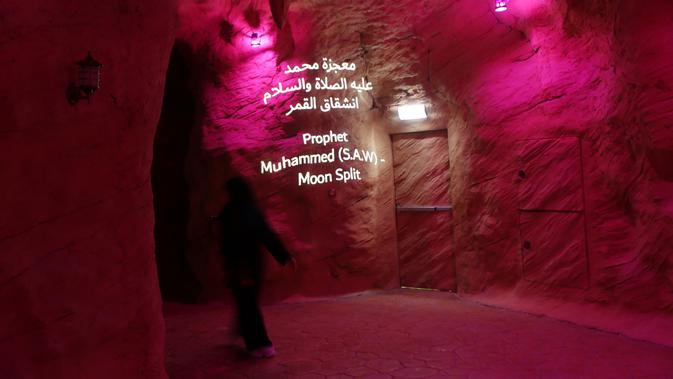 Seorang pengunjung berada dalam Cave of Miracles, bagian dari Quranic Park di Dubai,Uni Emirat Arab, 6 April 2019. Quranic Park diyakini dapat memberi kesempatan pengunjung belajar kitab suci umat Islam dan keajaiban yang tertera di dalamnya. (REUTERS/Satish Kumar)