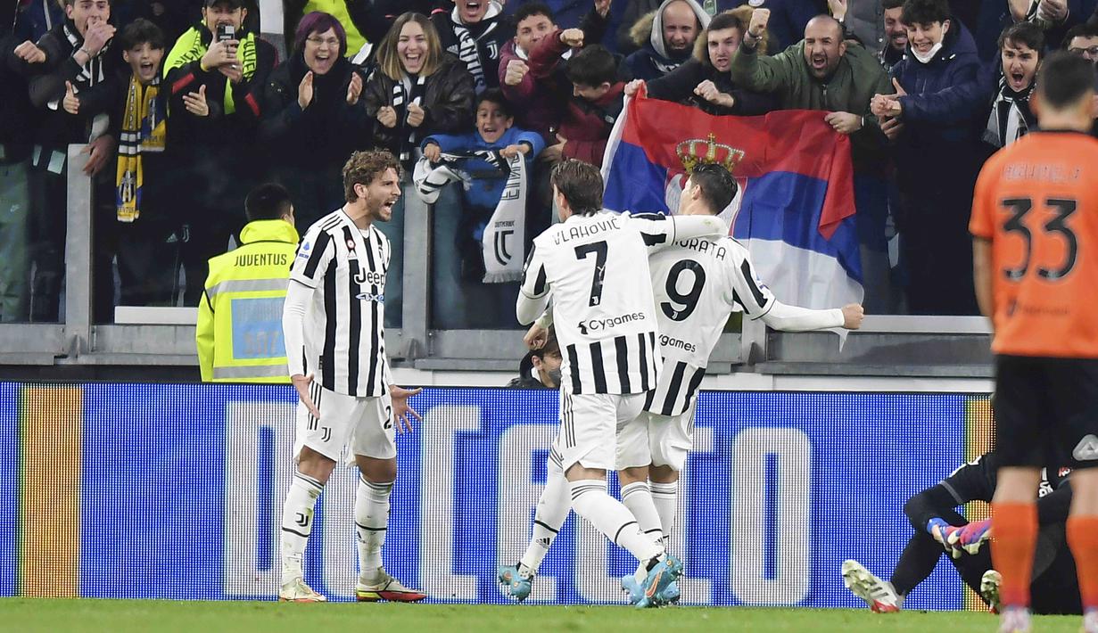 Penyerang Juventus Alvaro Morata berselebrasi dengan rekan setimnya setelah mencetak gol ke gawang Spezia pada pertandingan Liga Italia pekan ke-28 di Allianz Stadium, Senin (7/3/2022) dini hari WIB. Juventus menang 1-0 atas Spezia lewat gol Alvaro Morata. (Tano Pecoraro/LaPresse via AP)