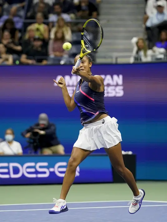 Petenis Kanada, Leylah Fernandez mengembalikan pukulan Aryna Sabalenka dari Belarus pada semifinal US Open 2021 di Arthur Ashe Stadium, New York, Jumat (10/9/2021). Pada partai final, ia akan menghadapi petenis muda asal Inggris, Emma Raducanu. (AP Photo/Seth Wenig)