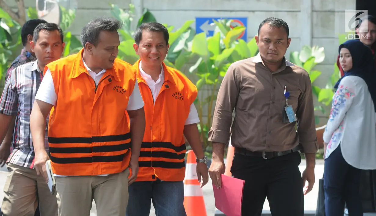 Irvanto Hendra Pambudi (tengah) dan Kabid Perizinan DPM PTSP Pemkab Subang, Asep Santika berjalan menuju gedung KPK untuk menjalani pemeriksaan, Jakarta, Kamis (29/03). Asep diperiksa terkait kasus suap pengurusan perizinan. (Merdeka.com/Dwi Narwoko)