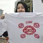 Relawan menunjukkan kaus Anti Hoax saat kampanye Pemilu Damai pada CFD di kawasan Bundaran HI, Jakarta, Minggu (17/3). Kampanye yang digelar Gerakan Kebijakan Pancasila mengajak masyarakat untuk menjaga pemilu dari hoax. (merdeka.com/Iqbal S Nugroho)