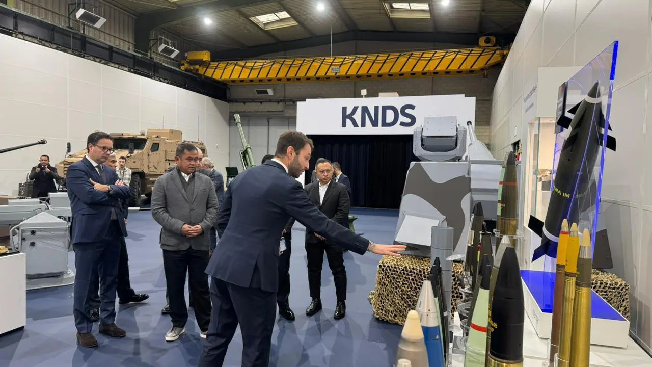 Kepala Staf Angkatan Darat (KSAD) Jenderal TNI Maruli Simanjuntak melakukan kunjungan kerja ke kantor pusat industri pertahanan KNDS Prancis di kawasan Satory, Versailles, pada 19 November 2025 lalu.