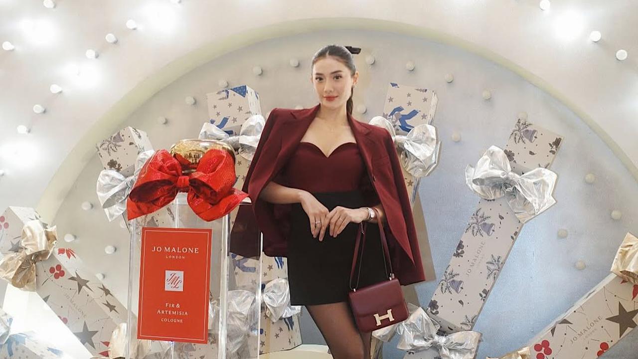Potret Terbaru Anissa Aziza, Dipuji Cantik Bak Super Model dengan Blazer Maroon