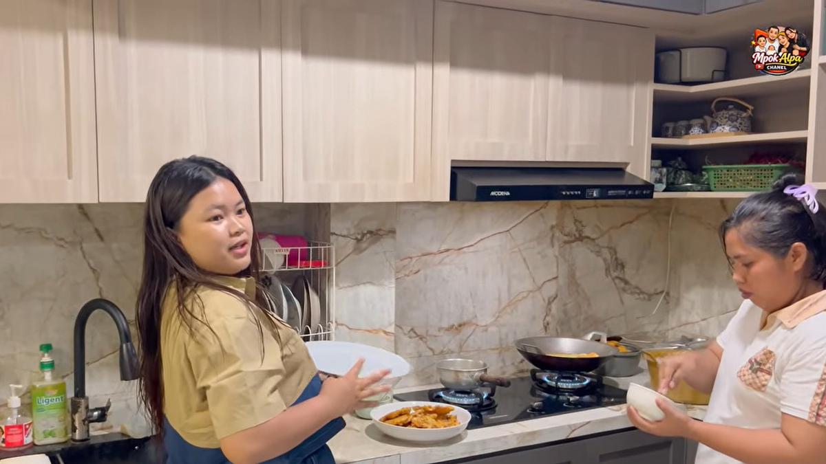 6 Potret Dapur dan Meja Makan Rumah Mendiang Mpok Alpa, Desain Modern Sederhana