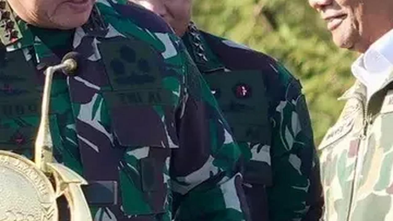Momen Mahfud MD jadi Tim Intai Amphibi Kenakan Brevet Kehormatan TNI AL