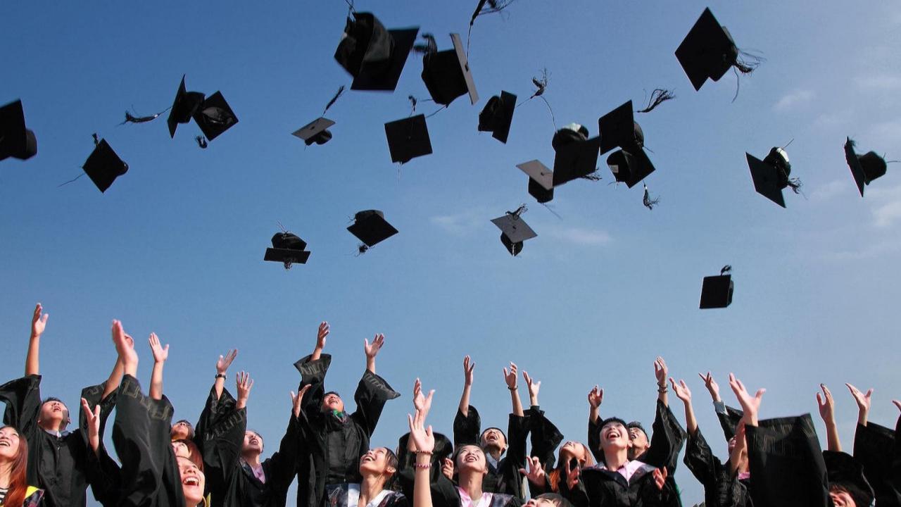 Tak Malu dan Gengsi, Cewek ini Naik Mobil Bak Terbuka sama Bapaknya Usai Wisuda Langsung Disorot