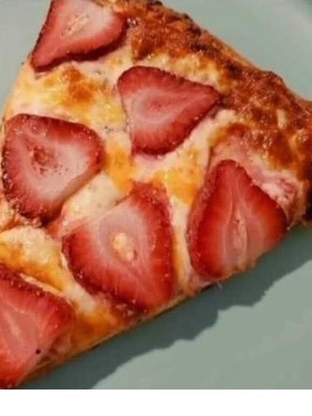 6 Potret Makanan Topping Stroberi Ini Nyeleneh Banget, Kocak