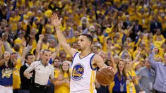 Pebasket Warriors, Stephen Curry #30 memperlambat permainan saat timnya melawan Portland Trail Blazers ipada game ke-5 semifinal NBA Playoffs wilayah barat di Oracle Arena, Oakland, California, (12/5/2016) WIB. (Ezra Shaw/Getty Images/AFP)