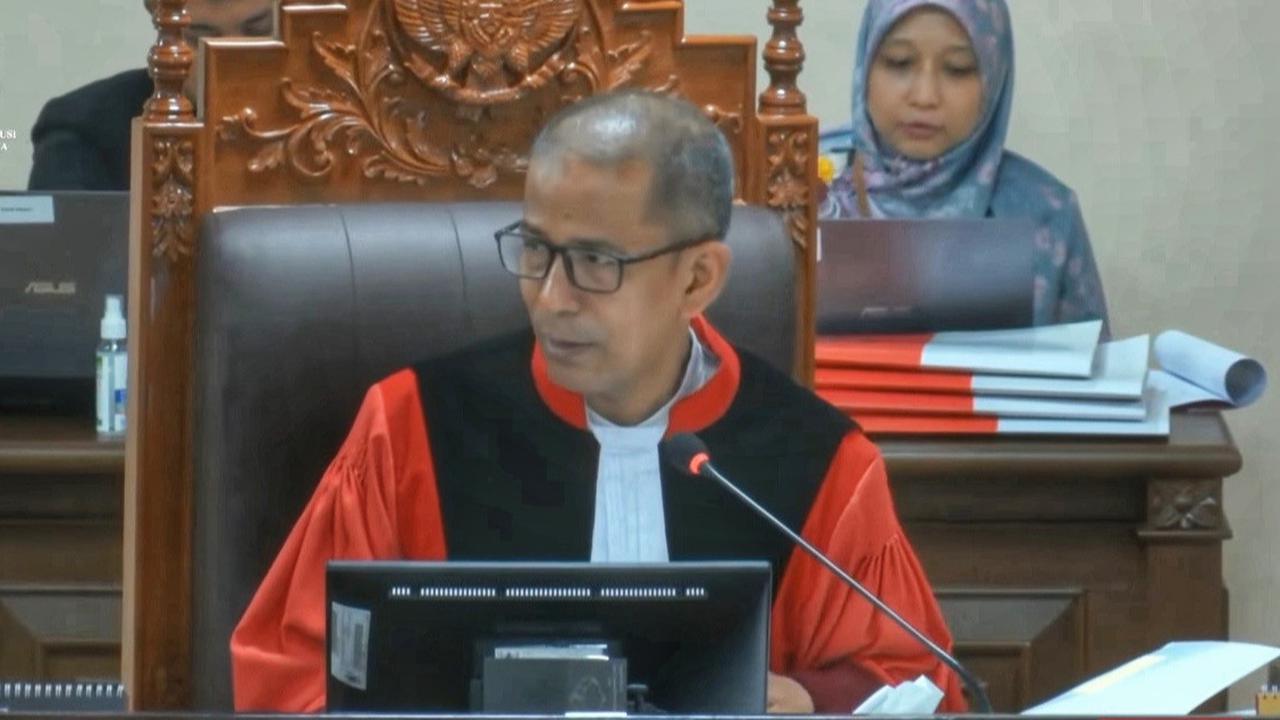 VIDEO: Saldi Isra Minta Menkes Budi Terus Terang di Sidang MK: Di Sini Tidak Diomeli