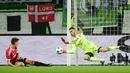 Kiper Manchester United, David de Gea (kanan) menghalau bola pada lanjutan liga Champions  di Stadion VfL Wolfsburg Arena; Rabu (9/12/2015) dini hari WIB. (AFP Photo/ Macdougall)