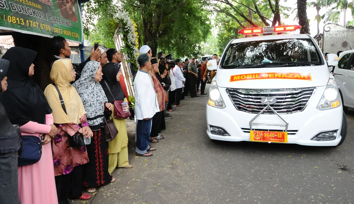 Warga berjajar melepas kepergian mobil jenazah yang membawa peti jenazah Asmaniah, istri Wakil Presiden ke-9 RI, Hamzah Haz di Jakarta, Selasa (12/9). Jenazah akan dimakamkan di pemakaman keluarga di Bogor, Jawa Barat. (Liputan6.com/Helmi Fithriansyah)
