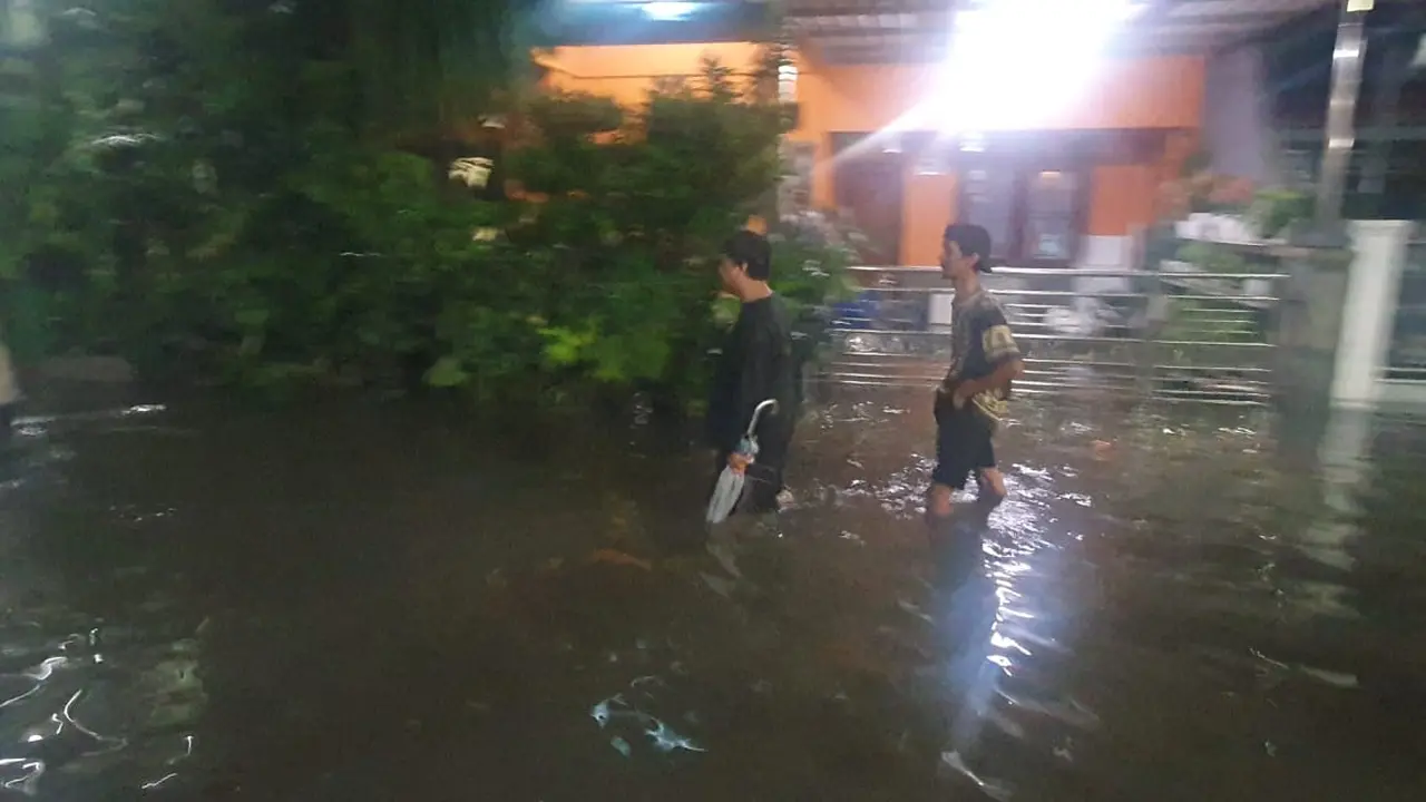 Warga di Perumahan Tirta Mandala mengalami kebanjiran akibat luapan Kali Jantung, Cilodong, Kota Depok. (Liputan6.com/Dicky Agung Prihanto)