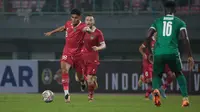 Pemain Timnas Indonesia, Ramadhan Sananta menguasai bola saat menghadapi Burundi pada laga pertama persahabatan FIFA Matchday di Stadion Patriot Candrabhaga, Bekasi, Sabtu (25/3/2023) malam WIB. (Bola.com/Bagaskara Lazuardi)