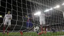 Kiper Sevilla tak mampu menghadang sepakan pemain Barcelona, Arda Turan yang berbuah gol pada laga Super Cup Spanyol di Stadion Camp Nou, Barcelona (18/8/2016). (AP/Manu Fernandez)