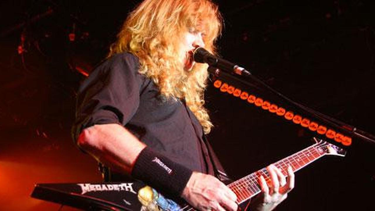 Dilempari batu, Megadeth turun panggung
