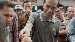 Presiden Joko Widodo membeli buah di Pasar Cipanas, Jawa Barat, Minggu (26/6). (Foto: Setpres)