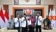 Calon kepala daerah (calkada) dari wilayah Indonesia Timur menerima Surat Keputusan (SK) dukungan dari Dewan Pimpinan Pusat (DPP) Partai Keadilan Sejahtera (PKS) pada Kamis, (26/7/2024). (Istimewa)