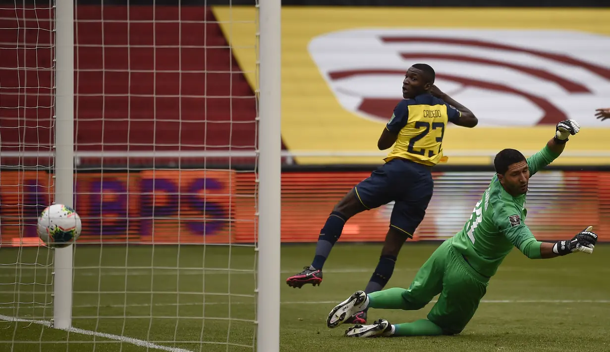 Pemain Ekuador Moises Caicedo mencetak gol ke gawang Uruguay pada pertandingan kualifikasi Piala Dunia 2022 di Stadion Casa Blanca, Quito, Ekuador, Selasa (13/10/2020). Pertandingan dimenangkan Ekuador dengan skor 4-2. (Rodrigo Buendia/Pool via AP)
