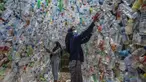 Aktivis Ecological Observation and Wetland Conservation (Ecoton) membuat instalasi yang terbuat dari sampah plastik di Gresik, Jawa Timur, 17 September 2021. Instalasi tersebut untuk meningkatkan kesadaran masyarakat akan sampah plastik di sungai dan lautan. (JUNI KRISWANTO/AFP)