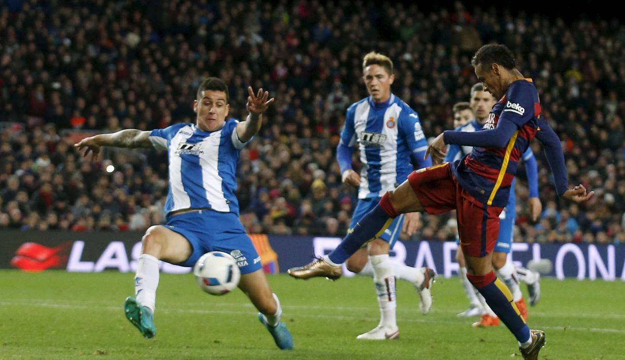 Pemain Barcelona, Neymar melakukan tembakan saat dihadang pemain Espanyol, Enzo Roco pada laga 16 besar Copa del Rey di Stadion Camp Nou, Barcelona, Kamis (7/1/2016) dini hari WIB.  (REUTERS/Albert Gea)