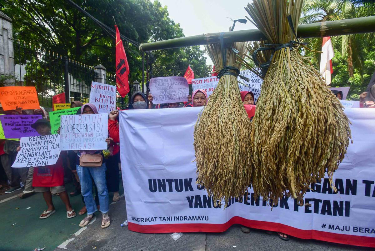 FOTO: Hari Tani Nasional, Petani Indramayu Tuntut Perbaikan Irigasi dan Modernisasi Pertanian