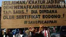 Warga Pulau Pari saat berunjuk rasa di depan Pengadilan Negeri Jakarta Utara, Selasa (8/5). Mereka juga menuntut dibebaskannya warga yang di tangkap terkait sertifikat Mal-Administrasi di Pulau Pari. (Liputan6.com/Johan Tallo)