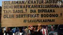 Warga Pulau Pari saat berunjuk rasa di depan Pengadilan Negeri Jakarta Utara, Selasa (8/5). Mereka juga menuntut dibebaskannya warga yang di tangkap terkait sertifikat Mal-Administrasi di Pulau Pari. (Liputan6.com/Johan Tallo)