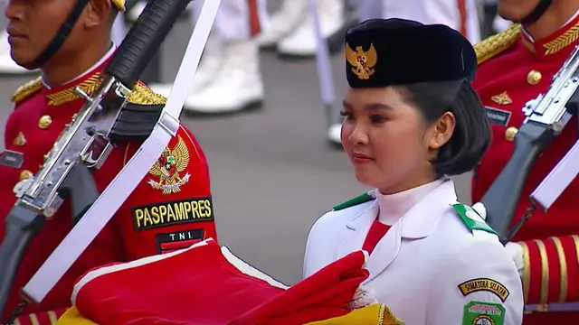 Paskibraka Nasional 2023 asal Sumatra Selatan (Sumsel) yang terpilih menjadi pembawa baki pada Upacara Penurunan Bendera Merah Putih di Istana Merdeka Jakarta. (Tangkapan Layar Youtube Sekretariat Presiden )