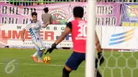 Gelandang anyar Persib Bandung, Robertino Pugliara (kiri) saat melakoni laga melawan PSGC di Stadion Galuh Ciamis, Minggu (10/7/2016). Pemain asal Argentina ini mengaku sudah merasakan kenyamanan tinggal di Bandung. (Liputan6.com/Helmi Fithriansyah)