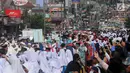 Ribuan warga menyaksikan pawai Musabaqah Tilawatil Quran (MTQ) ke-9 tingkat Kota Tangerang Selatan (Tangsel), Banten, Senin (17/9). Pawai dilakukan di sepanjang Jalan Siliwangi, Pamulang. (Merdeka.com/Arie Basuki)