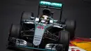 Pembalap Tim Marcedes  Lewis Hamilton melakukan sesi kualifikasi di sirkuit jalan Monaco, 28 Mei 2016. Ajang balap Formula 1 akan berlangsung di Sirkuit Monaco dan Sirkuit ini dianggap sebagai salah satu yang paling prestisius. (Andrej Isakovic / AFP)