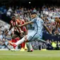 Pemain Manchester City, Sergio Aguero, membobol gawang Sunderland melalui titik penalti pada laga Liga Premier Inggris di Stadion Etihad, Manchester, Inggris, Sabtu (13/8/2016). City menang 2-1 atas Sunderland. (Reuters/Lee Smith)