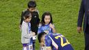 Pemain Jepang, Maya Yoshida, tertunduk dan menangis di depan anaknya usai ditaklukkan Kroasia pada babak 16 besar Piala Dunia 2022. Tim Samurai Biru kalah adu penalti dengan skor 1-3 dari Kroasia. (AP/Luca Bruno)