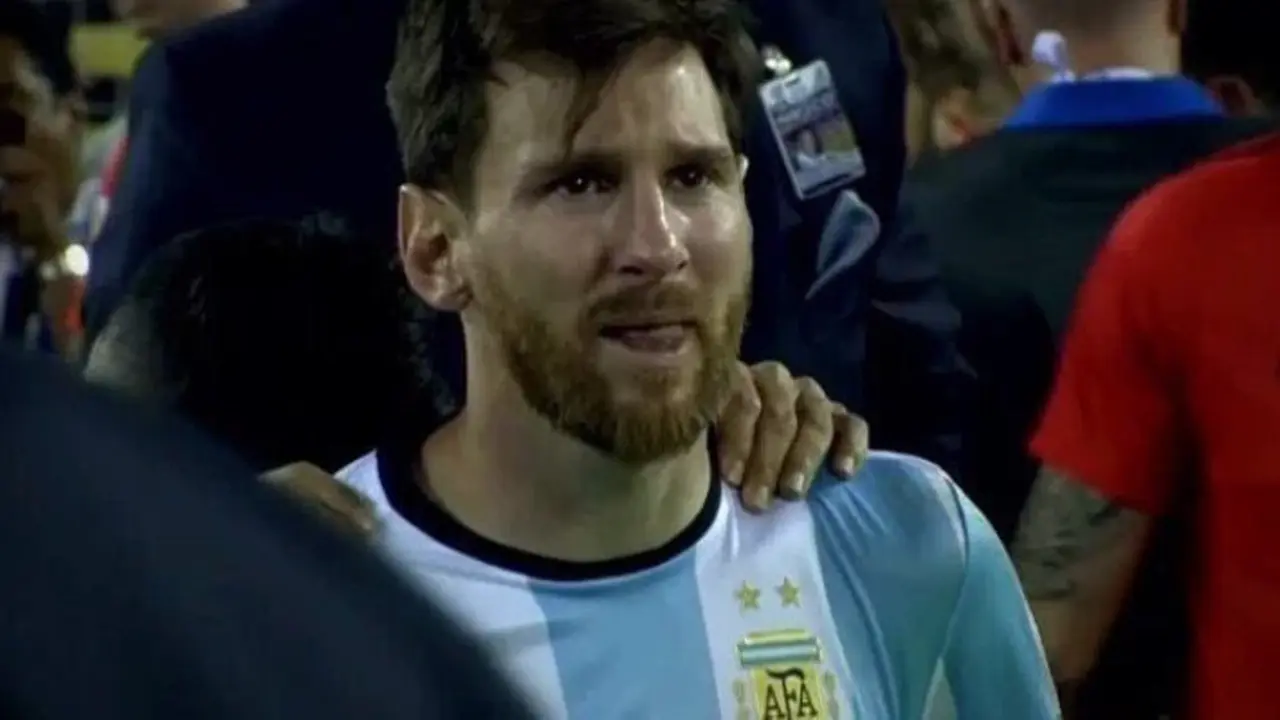 Lionel Messi menangis 
