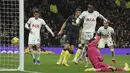 Bek Tottenham Hotspur, Destiny Udogie (kedua kanan) mencetak gol pertama timnya ke gawang Newcastle United pada laga pekan ke-16 Liga Inggris 2023/2024 di Tottenham Hotspur Stadium, London, Senin (11/12/2023) dini hari WIB. (AP Photo/Ian Walton)