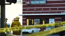 Pemadam kebakaran dikerahkan ke lokasi aksi penyerangan dengan pisau di sebuah restoran cepat saji, di Hollywood, California, Selasa (31/1). Polisi tengah menyelidiki motif pelaku penyerangan tersebut yang menusuk beberapa pengunjung. (Robyn Beck/AFP)