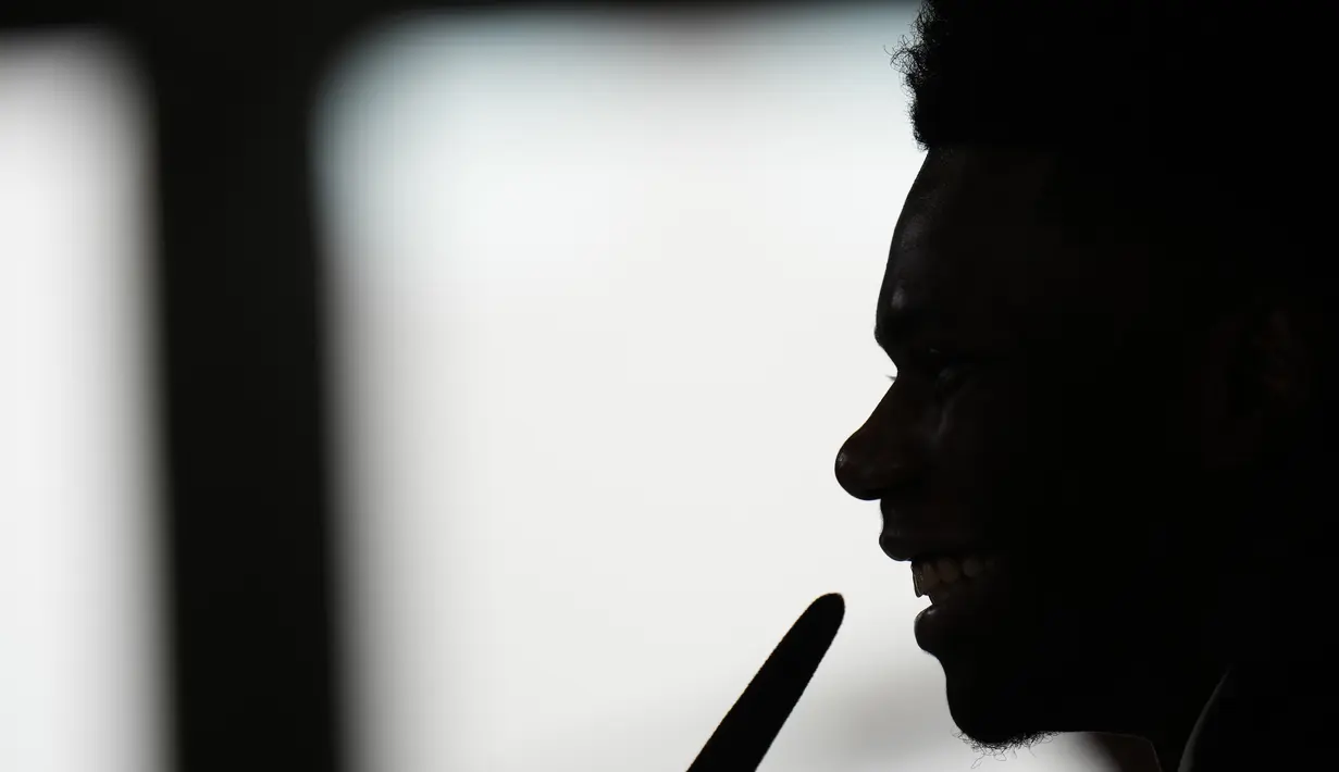 Pemain baru Real Madrid, Aurelien Tchouameni, berbicara dalam konferensi pers selama perkenalan resminya di tempat latihan klub di Madrid, Spanyol, Selasa (14/6/2022). Seperti diberitakan sebelumnya, Madrid memenangi perburuan Tchouameni. Peresmian transfer ini diumumkan pada Sabtu (11/6) lalu. (AP Photo/Manu Fernandez)