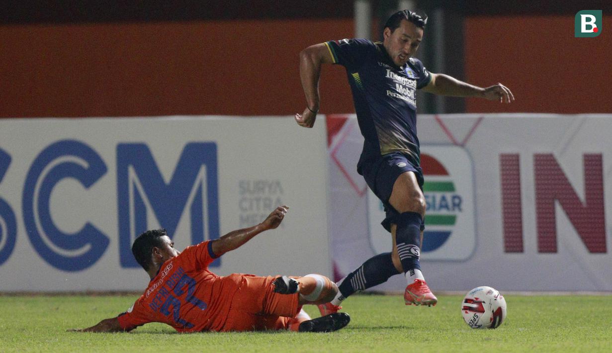Striker Persib Bandung, Ezra Walian (kanan) berusaha melewati gelandang Persiraja Banda Aceh, Defri Rizki dalam laga matchday ke-3 Grup D Piala Menpora 2021 di Stadion Maguwoharjo, Sleman, Jumat (2/4/2021). Persib menang 2-1 atas Persiraja. (Bola.com/M Iqbal Ichsan)