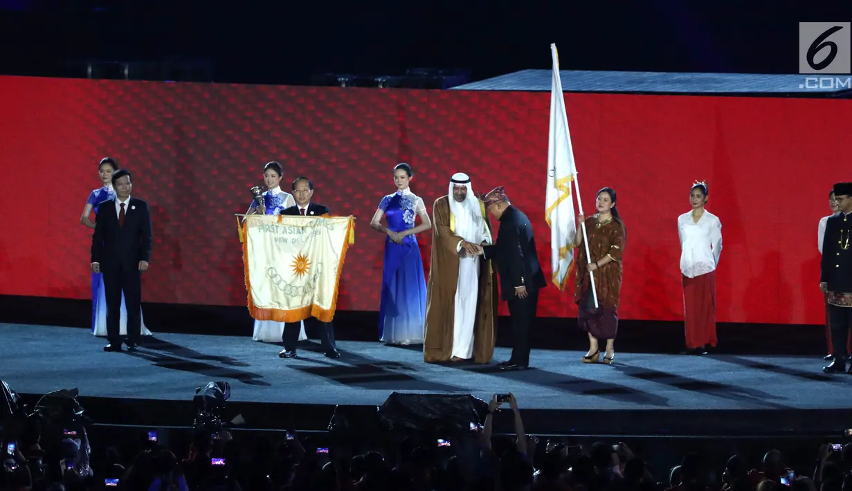 Wali Kota Hangzhou China membawa bendera Asian Games saat penutupan Asian Games 2018 di Stadion Utama GBK, Jakarta, Minggu (2/9). China akan menjadi tuan rumah Asian Games 2022. (Liputan6.com/Helmi Fithriansyah)