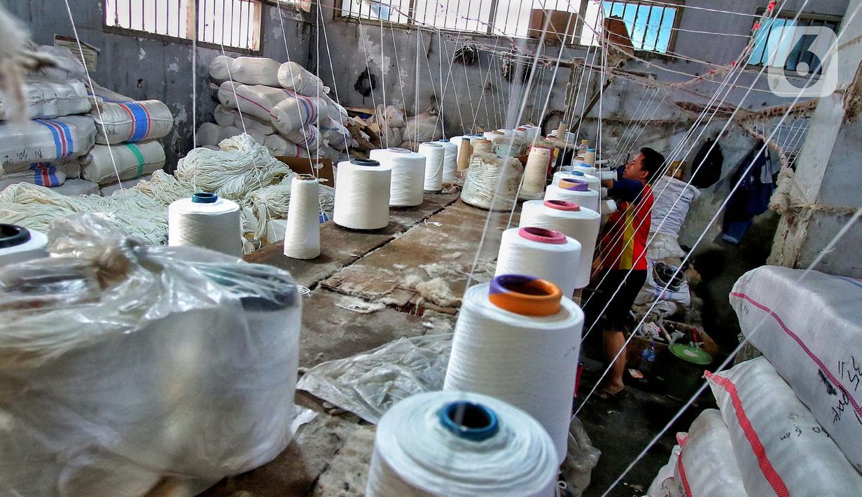Seorang pekerja memintal benang di Kebayoran Lama, Jakarta, Kamis (19/1/2023). Kenaikan alokasi KUR ini juga membuat jatah KUR perbankan tumbuh signifikan tahun ini.  (Liputan6.com/Angga Yuniar)