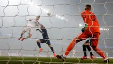 Penyerang Real Madrid Cristiano Ronaldo menyundul bola yang akhirnya berbuah gol saat melawan PSG dalam pertandingan Liga Champions leg kedua di stadion Parc des Princes di Paris (6/3). Madrid berhasil menang 2-1 atas PSG. (AP / Christophe Ena)