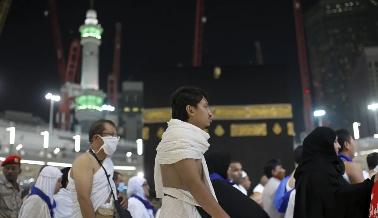 Umat muslim berjalan mengelilingi Ka'bah pada hari pertama Idul Adha 1436 H, Mekah, Kamis (24/9/2015). (REUTERS/Ahmad Masood)