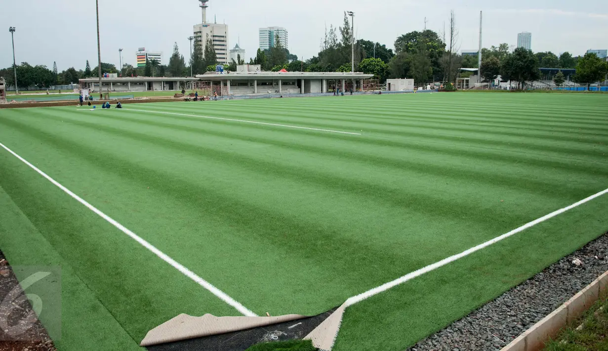 Suasana proyek renovasi lapangan latihan timnas Indonesia di Kompleks Gelora Bung Karno, Senayan, Jakarta, Rabu (10/5). Pemerintah melakukan renovasi total kawasan Gelora Bung Karno guna menyambut Asian Games 2018. (Liputan6.com/Gempur M Surya)